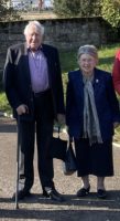 Prof. Dr. Birgit Lermen bei einem Besuch mit dem früheren Ministerpräsidenten von Rheinland-Pfalz und Thüringen, Bernhard Vogel, im Jahr 2021 bei einem Besuch im Garten der Benediktinerabtei Tholey