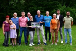 Symbolische Scheckübergabe durch Jennifer Jacobs (Edeka Groß Hasborn-Dautweiler) an den NABU-Vorsitzenden Franz-Rudolf Weber Foto: Anika Weber